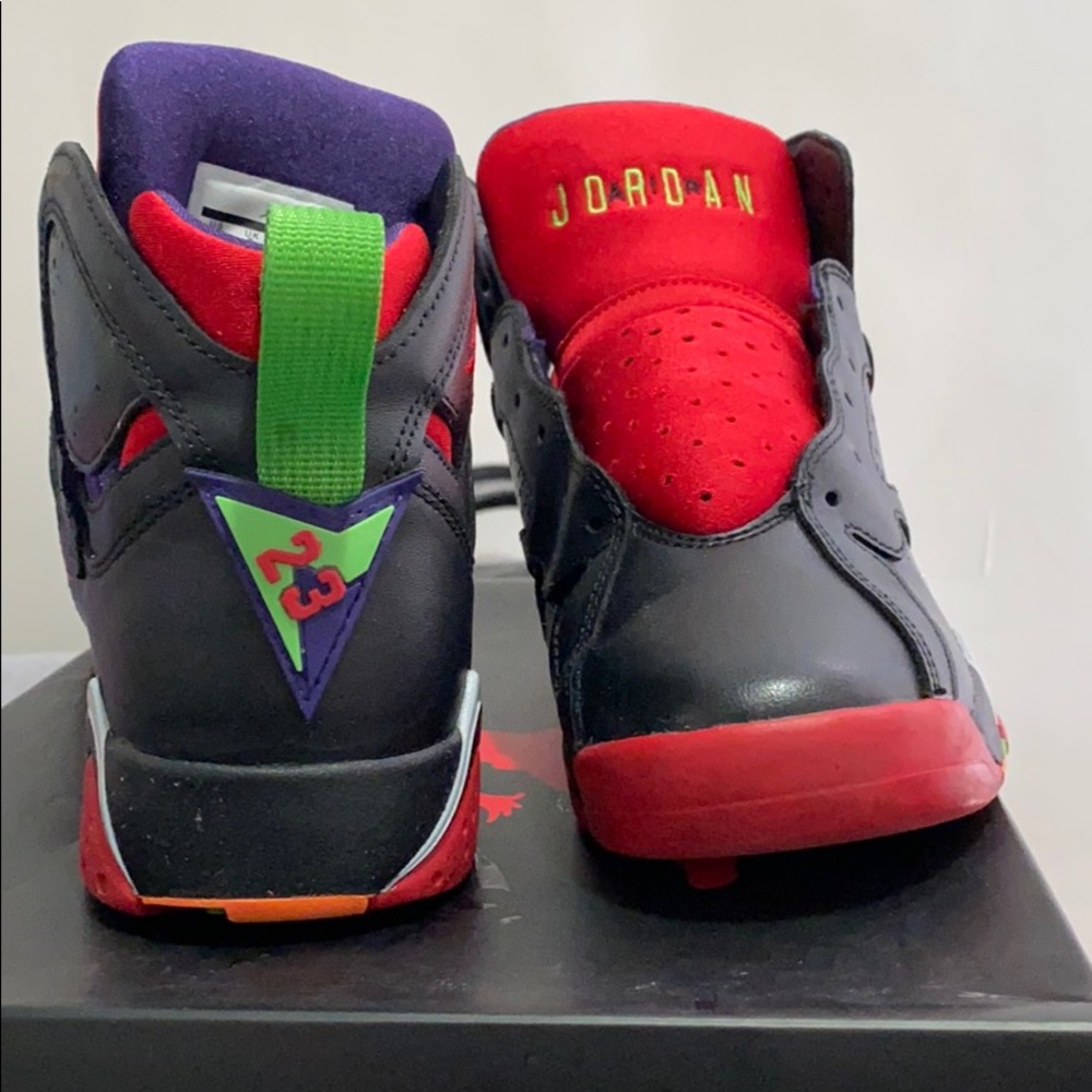 Jordan’s SIZE 7 (ONLY WORN ONCE!)